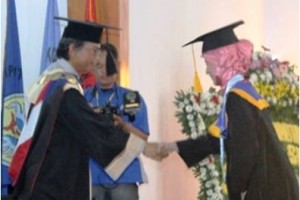 Rektor Uniku saat memberikan Izasah tanda kelulusan Uniku.